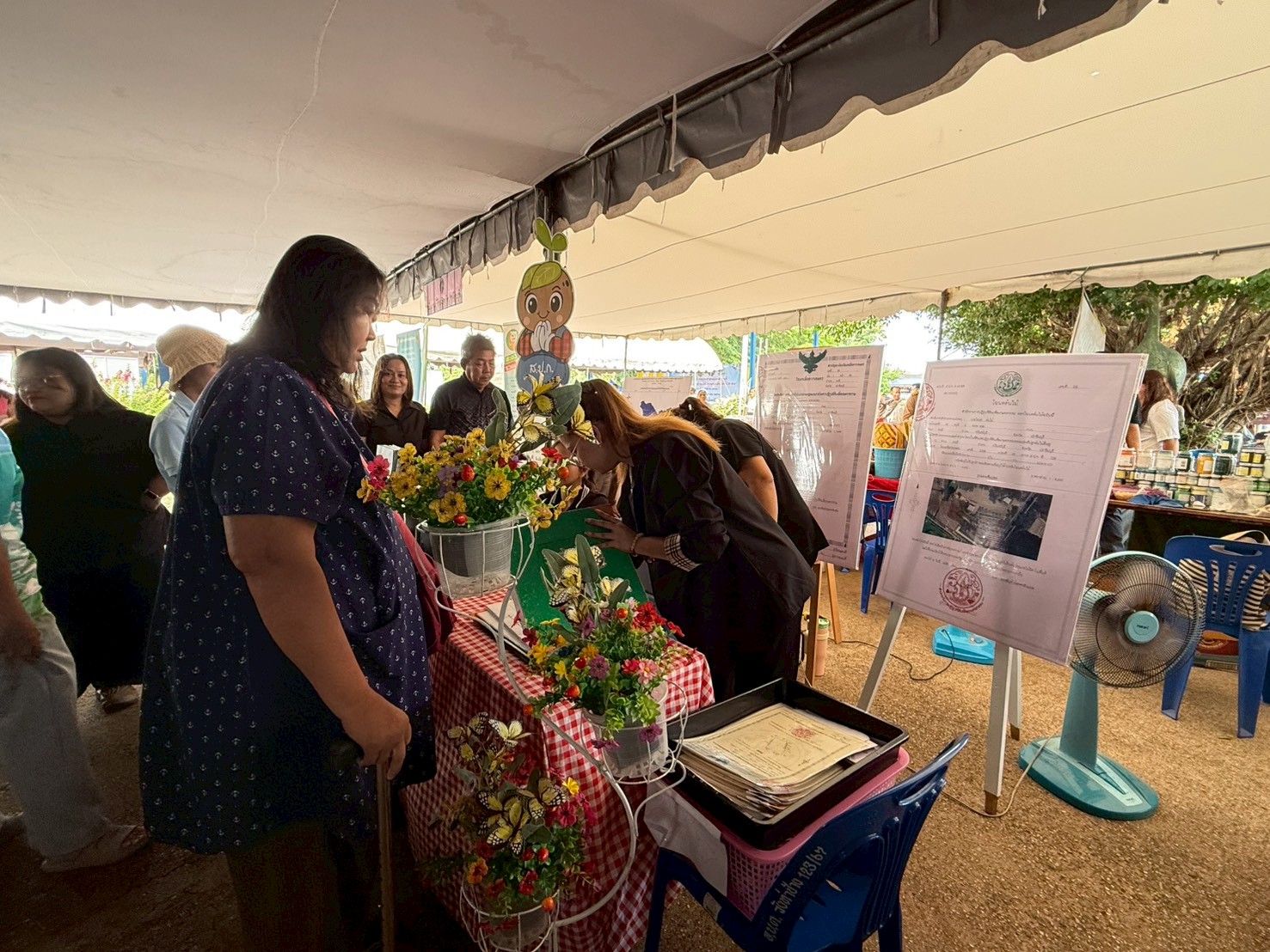 title - วันที่ 22 เมษายน 2569 นายวิทูล ประดิษฐบุญ ปฏิรูปที่ดินจังหวัดปราจีนบุรี  พร้อมด้วย เจ้าหน้าที่ ส.ป.ก.ปราจีนบุรี เข้าร่วมโครงการจังหวัดเคลื่อนที่  โครงการ 